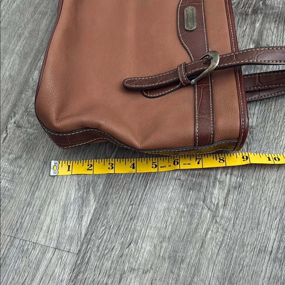 Elegant Brown Leather Shoulder Bag - Picture 7 of 7
